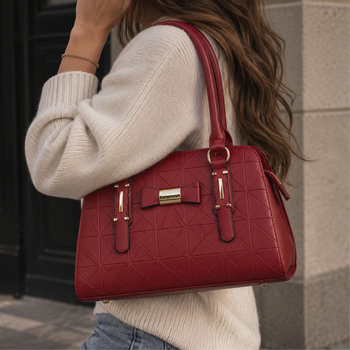 Sac_a_main_rouge_a_noeud_dore_porte